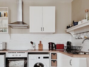 Refrigerador, microondas, horno y cafetera y tetera 