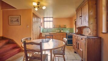 Full-sized fridge, microwave, oven, stovetop