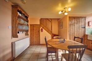 Full-size fridge, microwave, oven, stovetop - The Red Brick Barn (Bishop Auckland)