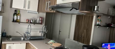 ثلاجة، ميكروويف، فرن، موقد طهي مسطح