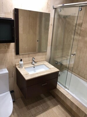 Badewanne, Bidet, Handtücher, Toilettenpapier