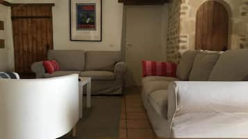 Een smart-tv, een open haard en tafelvoetbal