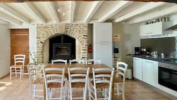 Een koelkast, een magnetron, een oven, een vaatwasser