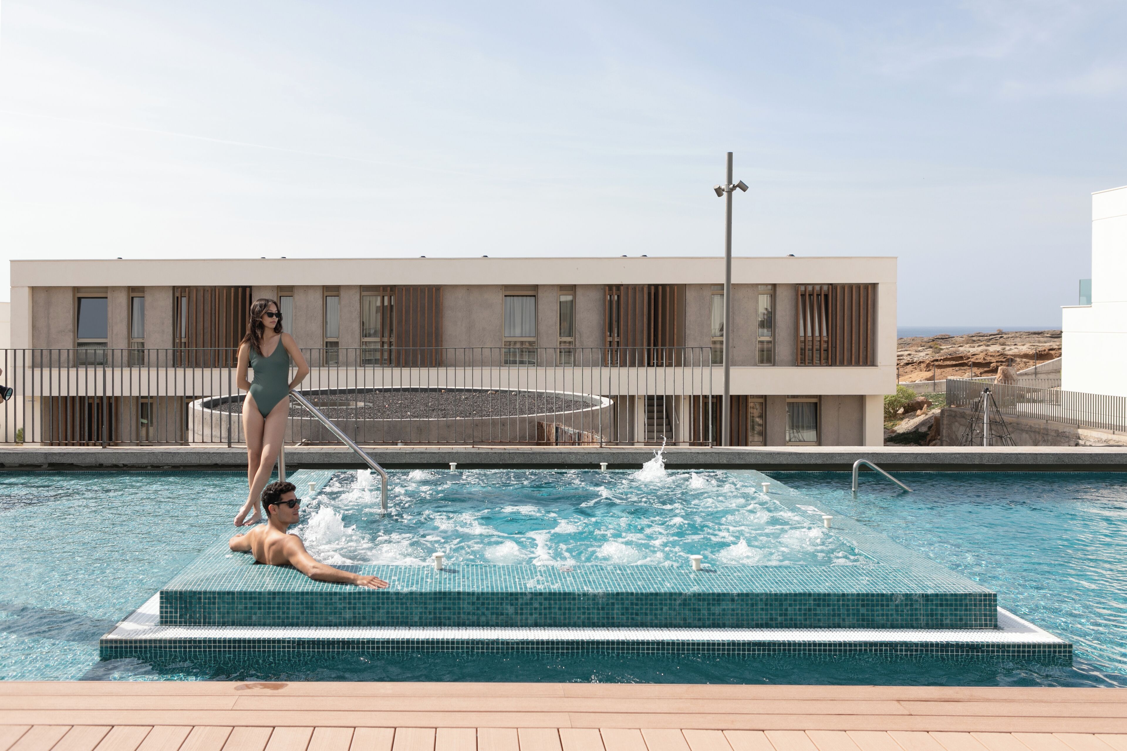 Un hôtel moderne doté d’une piscine, d’un espace spa et offrant une vue sur la plage.