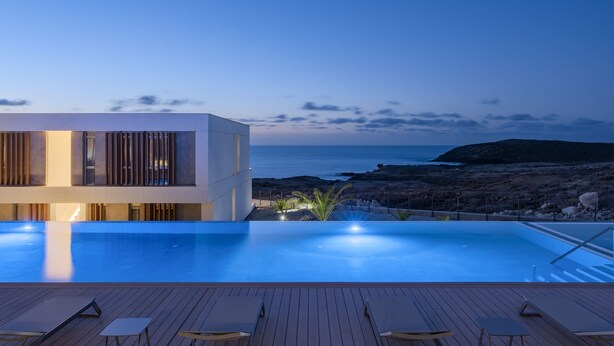 A modern building with a pool and a view of the ocean. - Kora Nivaria Beach (Arico)