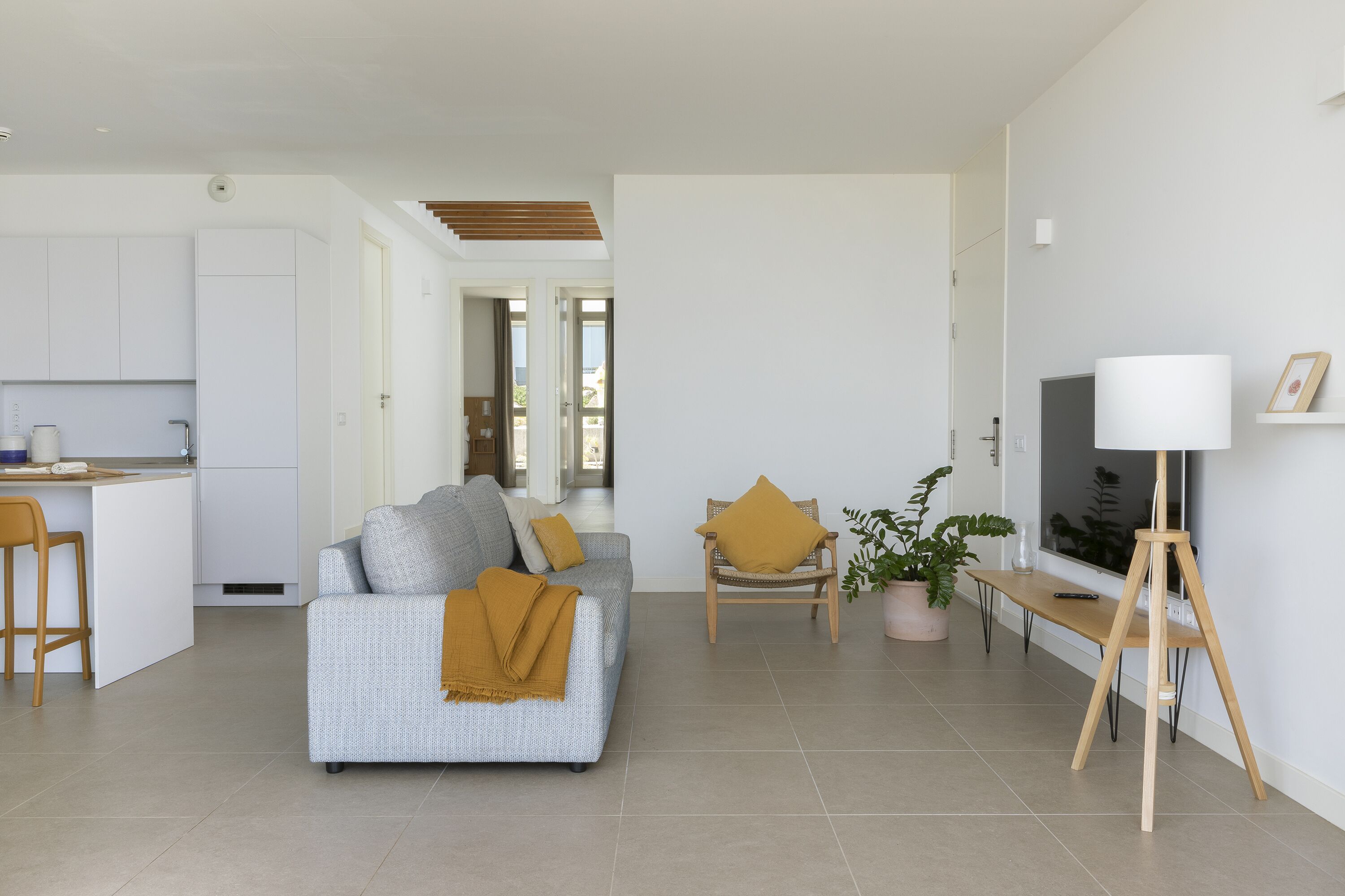 Una sala de estar moderna con un sofá, una mesa de centro y un mueble para televisión.