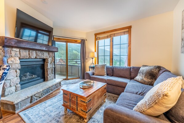 Flat-screen TV, fireplace - Overlooks Keystone Base Area, Short Walk to Lifts; Private Balcony with Views (Keystone)
