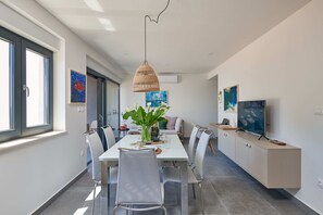 Apartment (Two Bedroom Apartment with Balcony) | Dining room