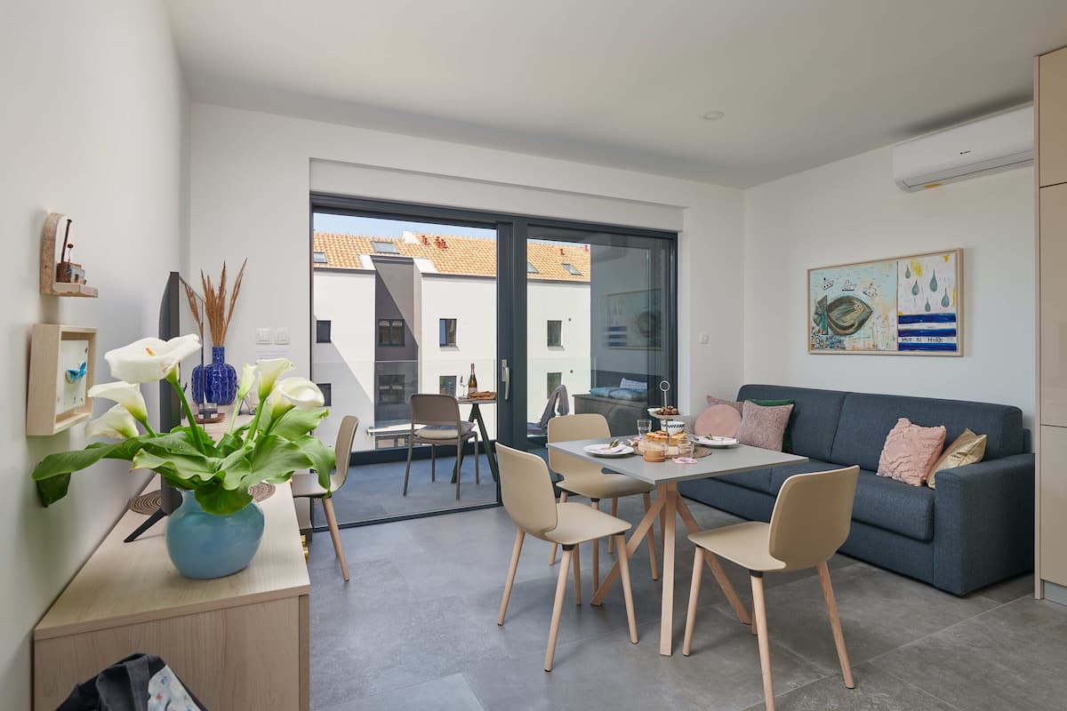 アパートメント (One Bedroom Apartment with Balcony) | リビングルーム | 25 インチのテレビ (衛星放送視聴可)