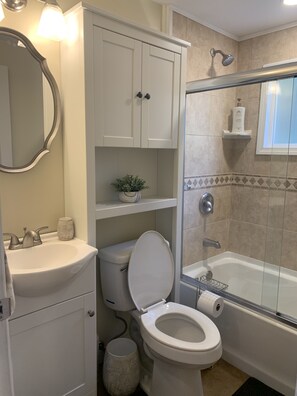Combined shower/bathtub, hair dryer, towels, soap - Peaceful Valley Home • Minutes from Downtown! (Pittsburgh)