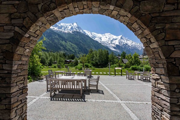 Outdoor dining - La Cordee 703 Apartment -    2 bedrooms, sleeps 4-7 with terrace, pool & parking (Chamonix)