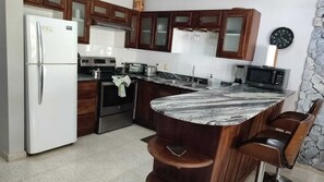 Kjøleskap, mikrobølgeovn, kaffetrakter/tekoker og brødrister