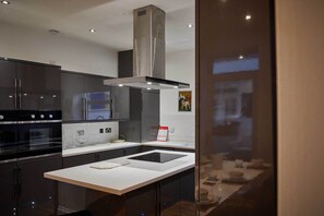 Casa | Cozinha privada | Geladeira grande, micro-ondas, fogão, cooktop