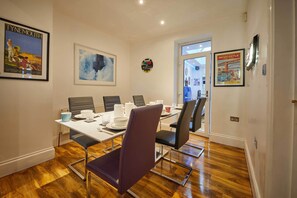 Ferienhaus | Essbereich im Zimmer