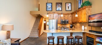 Northstar Ski in/Ski out Remodeled Condo - Dog Friendly