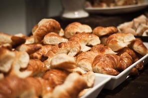 Tägliches inbegriffenes kontinentales Frühstück