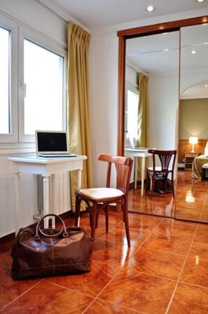 Premium dubbelrum | Vardagsrum | 32-tums tv med kabelkanaler