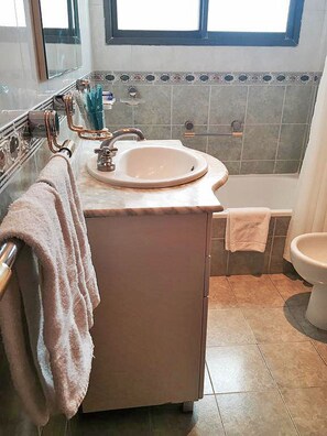 Departamento | Baño | Regadera, secadora de cabello, bidet, toallas 