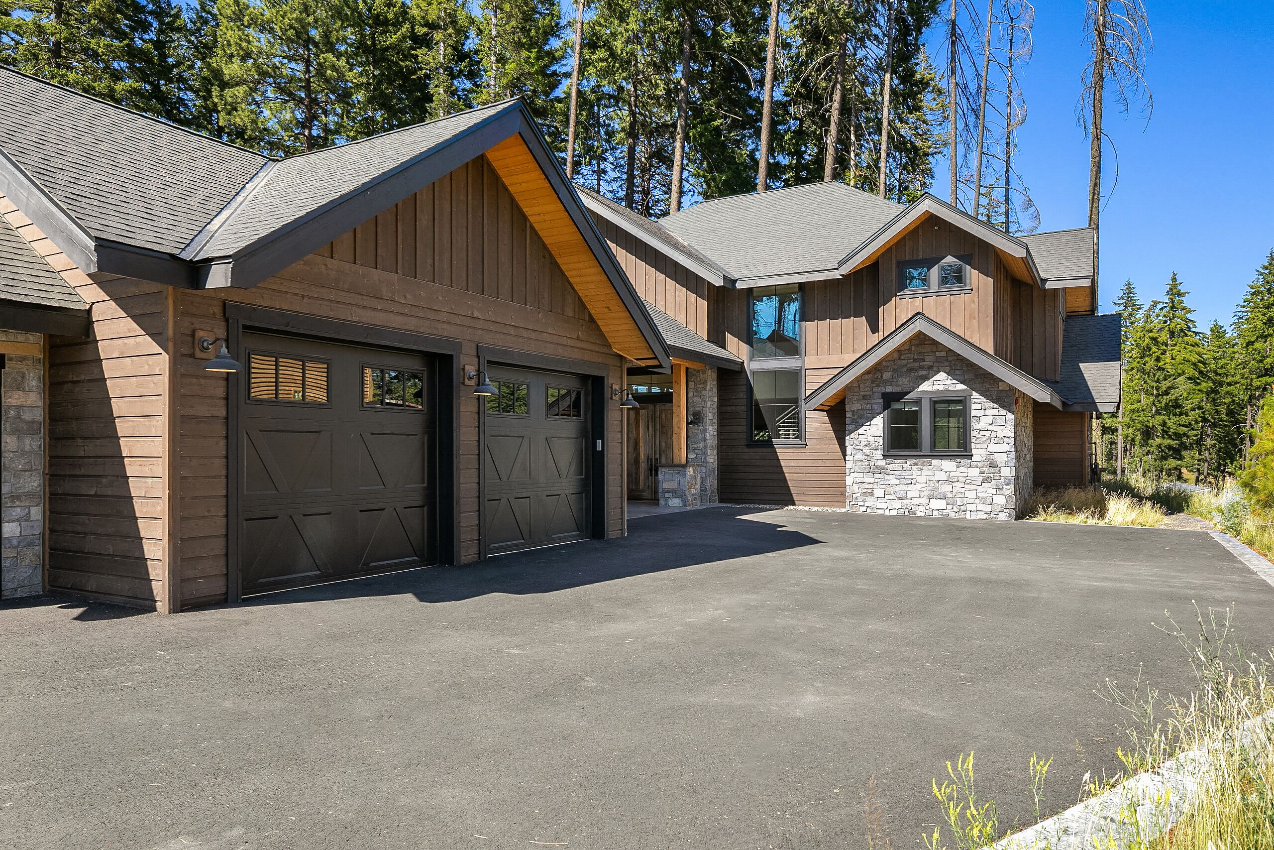 Spacious home w/Game Room, Fire Pit, and Hot Tub!