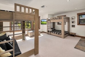 6 bedrooms, iron/ironing board, travel cot, free WiFi - Spacious home w/Game Room, Fire Pit, and Hot Tub! (Cle Elum)
