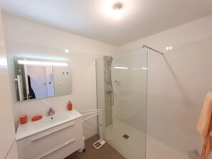 Shower, towels