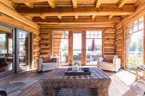 Interior - Spectacular Log and Timber Frame Retreat (Parry Sound)