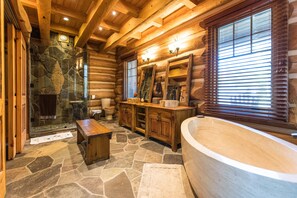 Bathtub, hair dryer, towels, soap - Spectacular Log and Timber Frame Retreat (Parry Sound)