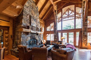Interior - Spectacular Log and Timber Frame Retreat (Parry Sound)