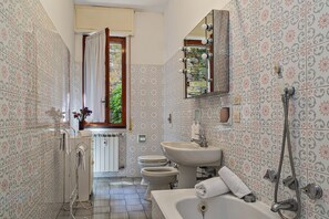 Apartment | Bathroom | Separate tub and shower, hair dryer, towels, soap - Relax in giardino a due passi dal porto (Rapallo)