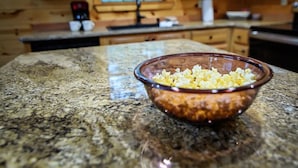 Un comptoir de cuisine avec un bol de pop-corn.