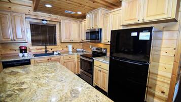 Horno, parrilla de estufa, lavavajillas y cafetera y tetera