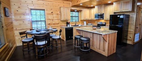 Ovn, kokeplater, oppvaskmaskin og kaffetrakter/tekoker