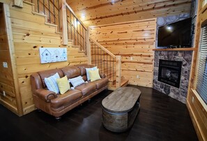 Una televisión, una chimenea