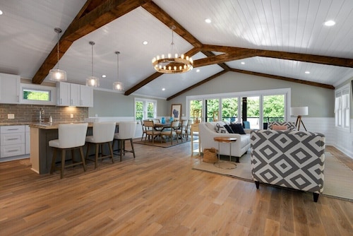 Lake Life Villa Near Geneva Lake with Beach Access Balcony Views Pier 290 Santa Cruise