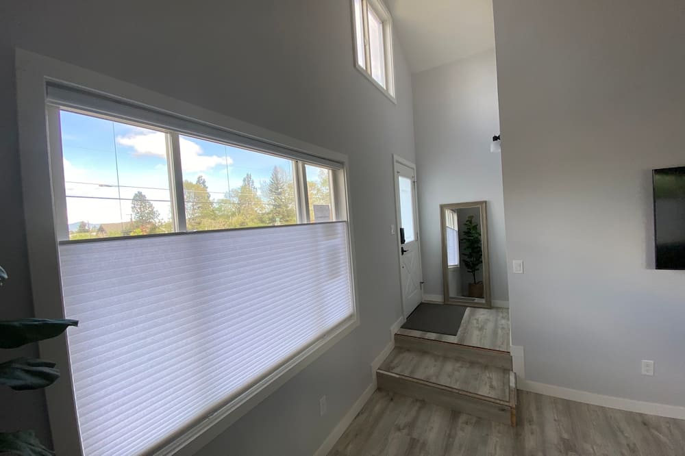Newly Remodeled 4th Street Work-Friendly Home by RedAwning - Pilot Butte, OR