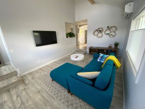 House, 2 Bedrooms | Living area - Newly Remodeled 4th Street Work-Friendly Home by RedAwning (Bend)