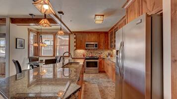 Appartement, 2 slaapkamers | Privékeuken | Een koelkast, een magnetron, een oven, een koffiezetapparaat/waterkoker