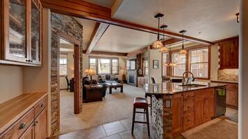 Appartement, 2 slaapkamers | Privékeuken | Een koelkast, een magnetron, een oven, een koffiezetapparaat/waterkoker