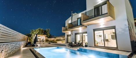 Outdoor pool, sun loungers