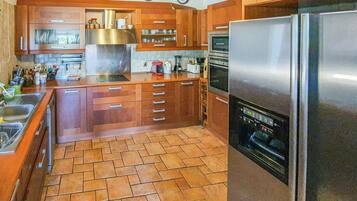 Rumah | Dapur pribadi | Lemari es dan peralatan masak/sendok-piring