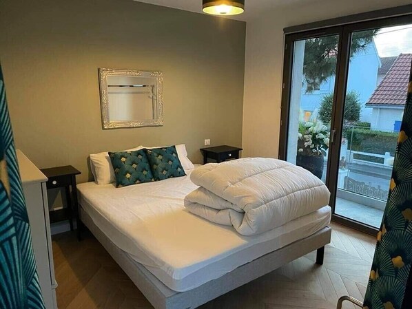 2 habitaciones, tabla de planchar con plancha, cuna de viaje y wifi 