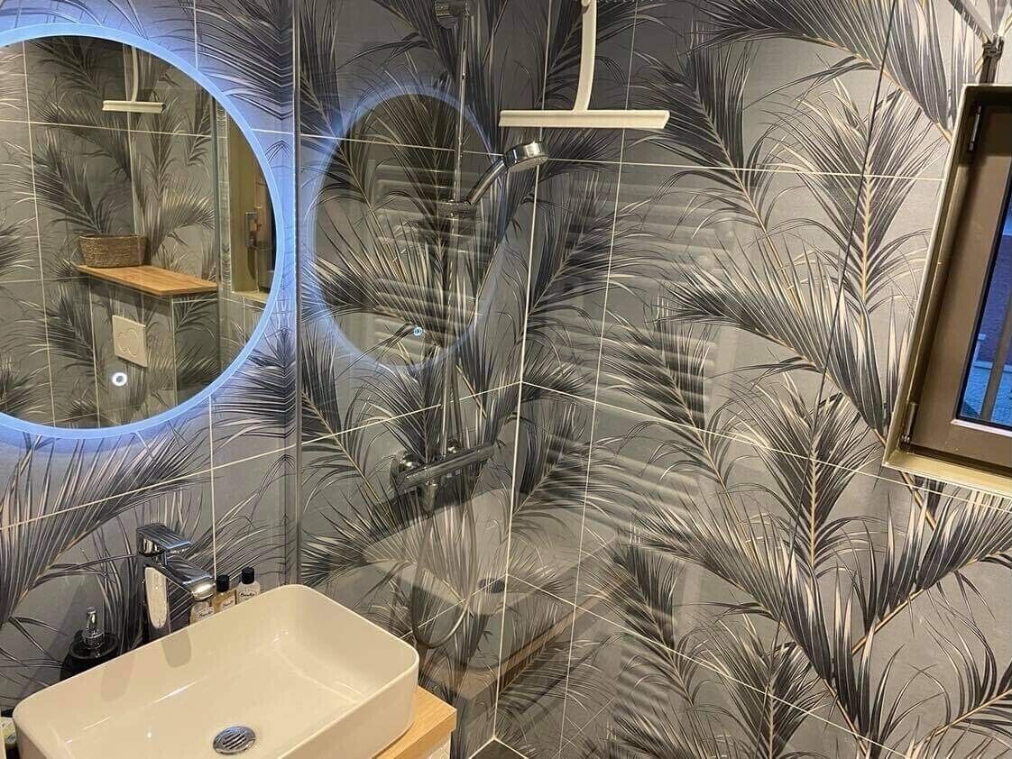 Regadera, secadora de cabello, toallas, papel de baño 