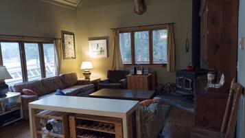 Televisio, DVD-soitin, kirjoja, stereot