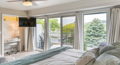 Luxury Downtown Condo w/ Channel Views!