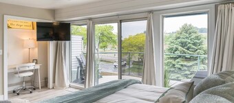 Luxury Downtown Condo w/ Channel Views!
