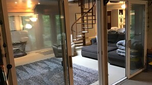 Una sala de estar moderna con una escalera, un sofá y una mesa de centro.