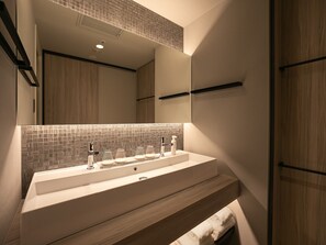 Free toiletries, hair dryer, slippers, electronic bidet - Oriental Hotel Universal City (Osaka)