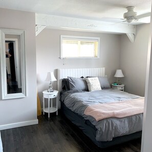 3 bedrooms, desk, WiFi, bed sheets