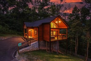 Exterior - Upscale cabin w/ Mountain Views & fireworks viewing from Hot Tub, Free Passes (Gatlinburg)