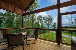 Outdoor dining - Upscale cabin w/ Mountain Views & fireworks viewing from Hot Tub, Free Passes (Gatlinburg)